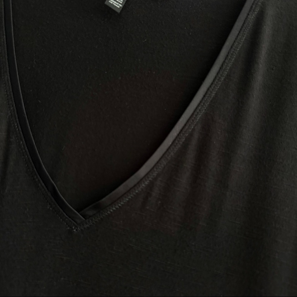 WHBM Short Sleeve Tee V-neck Satin Trim Top Black Size M - Picture 4 of 9